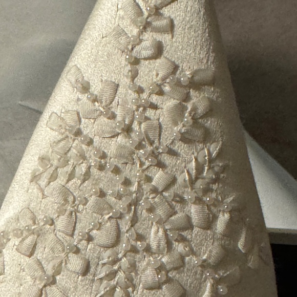 Vintage Stuart Weitzman Vera Wang Rangoon Satin- 8.5 M-heel damaged from grass - Picture 7 of 12